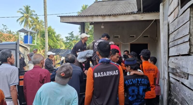 Jenazah Khoirudin (40) warga Pemangku Sumber Sakti 2 Pekon Bangun Negara, Kecamatan Pesisir Selatan saat diserahkan kepada pihak keluarganya, Minggu 25 Januari 2026 | Dok. Kantor SAR Lampung.