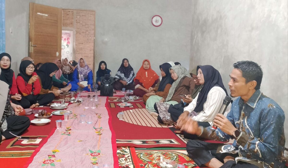 Wakil Bupati Tanggamus, Agus Suranto, saat bersilaturahmi dengan penerima Bantuan Sosial (Bansos) PKH di Pekon Sukaraja, Gunung Alip, Minggu 25 Januari 2026 | Dok. RRI.