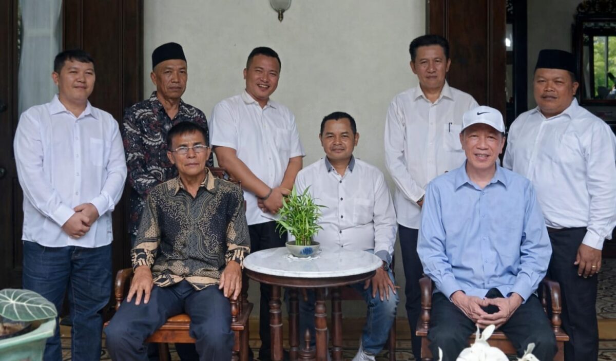 Sejumlah kepala pekon di wilayah Kecamatan Pematang Sawa, Tanggamus saat bertemu mantan Presiden Jokowi di Solo, Sabtu 24 Januari 2026 | Dok. Kakon Tampang Muda.