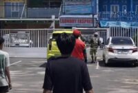 Warga saat menyaksikan penembakan oleh pelaku yang kabur usai gagal membegal motor depan RS Bhayangkara pada 5 Oktober 2025 | ist/Media Prioritastv.com.