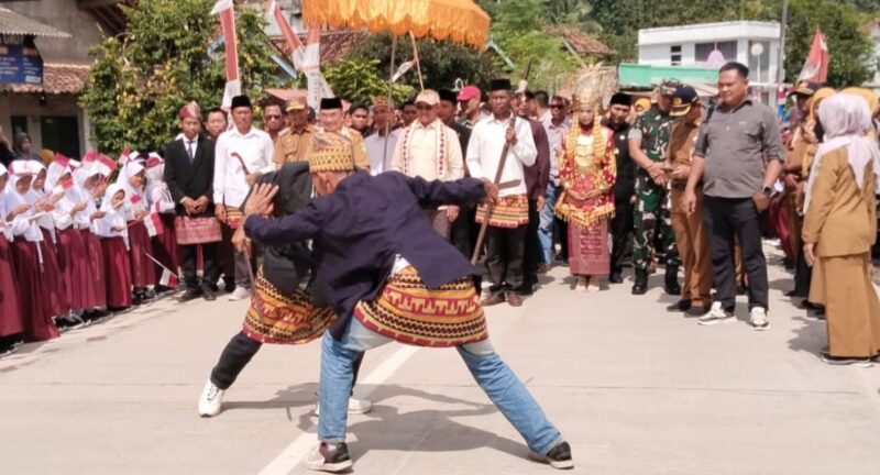 Bupati Tanggamus H. Moh. Saleh Asnawi bersama rombongan saat disambut Picak Khakot di Jalan Sedayu, Semaka, Senin 26 Januari 2026 | Sumentri/Media Prioritastv.com.