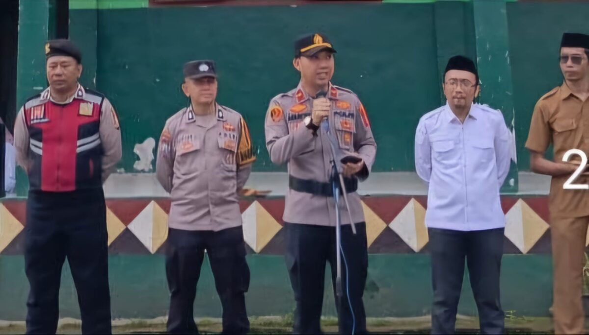 Kapolsek Pugung Ipda Agus Tri Kurniawan saat memberikan penyuluhan di SMK Al Falah, Senin 26 Januari 2026 | Dok. Humas Polres Tanggamus.