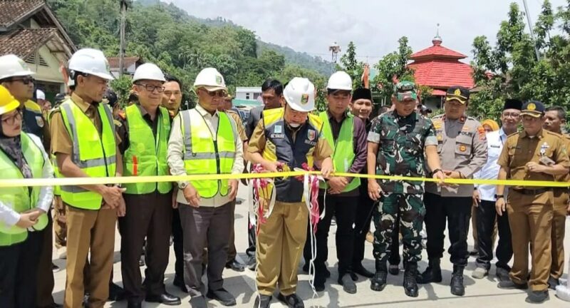 Bupati Tanggamus H. Moh. Saleh Asnawi saat memotong pita tanda peresmian peningkatan jalan Sedayu - Tugu Papak, Semaka, Senin 26 Januari 2026 | Herdi/Media Prioritastv.com.