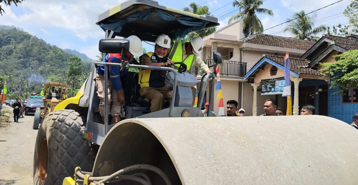 Bupati Tanggamus, H. Moh. Saleh Asnawi saat menjalanka tandem roller tanda dimulainya pembangunan jalan 2.650 meter di Sedayu menuju Sukaraja dan Kanoman, Senin 26 Januari 2026 | Herdi/Media Prioritastv.com.