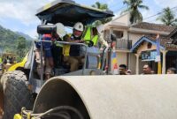 Bupati Tanggamus, H. Moh. Saleh Asnawi saat menjalanka tandem roller tanda dimulainya pembangunan jalan 2.650 meter di Sedayu menuju Sukaraja dan Kanoman, Senin 26 Januari 2026 | Herdi/Media Prioritastv.com.