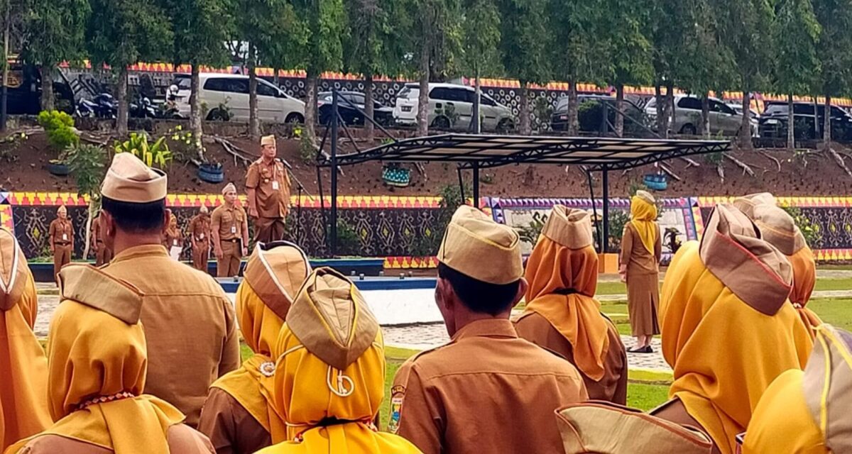 Asisten II Bidang Perekonomian dan Pembangunan Tanggamus, Hendra Wijaya Mega saat memimpin apel pagi di Lapangan Pemkab setempat, Senin 26 Januari 2026 |
