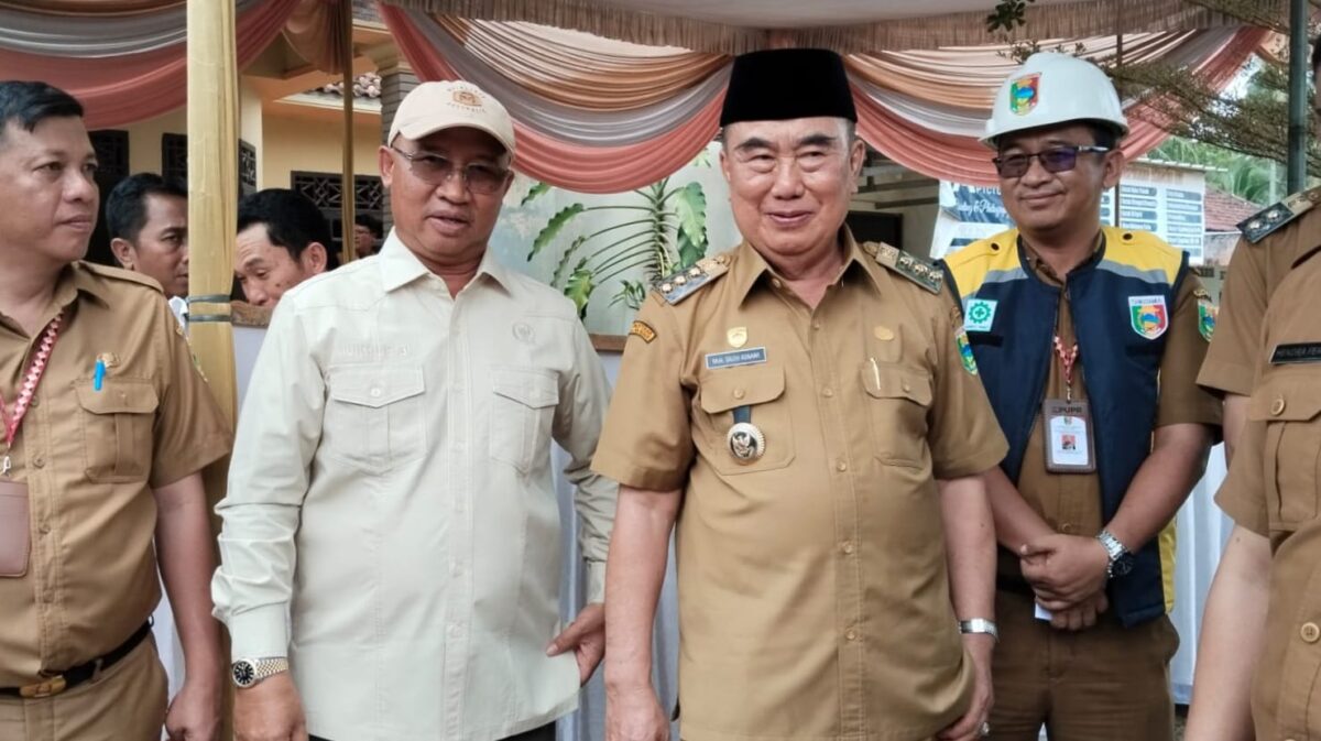 Anggota Komisi V DPR RI Fraksi PDI Perjuangan, Mukhlis Basri didampingi Bupati Tanggamus H. Moh. Saleh Asnawi saat memberikan keterangan pers di Pekon Sukaraja, Semaka, Senin 26 Januari 2026 | Sumentri/Media Prioritastv.com.