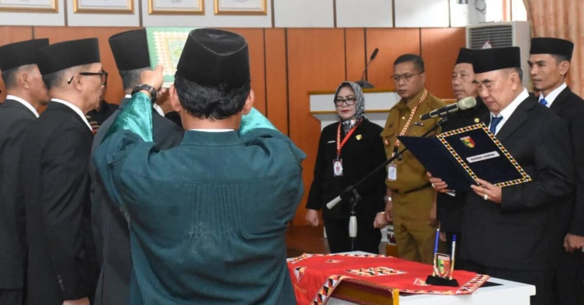 Pengambilan sumpah jabatan saat pelantikan Inspektur, Kadis Damkarmat dan Kadis Kesehatan di ruang rapat utama Setdakab Tanggamus, Senin 26 Januari 2026 | Herdi/Media Prioritastv.com.