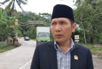Anggota DPRD Tanggamus sekaligus tokoh masyarakat Pekon Sukaraja, Semaka, Buyung Alamsyah saat pernyataan dan ucapan terimakasih kepada Bupati Tanggamus, kepada anggota DPRI Komisi V Muklis Basri, PUPR Provinsi dan PUPR Tanggamus atas terealisasinya 2 ruas jalan di Semaka, Senin 26 Januari 2026 | Herdi/Media Prioritastv.com.