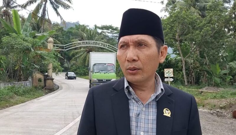 Anggota DPRD Tanggamus sekaligus tokoh masyarakat Pekon Sukaraja, Semaka, Buyung Alamsyah saat pernyataan dan ucapan terimakasih kepada Bupati Tanggamus, kepada anggota DPRI Komisi V Muklis Basri, PUPR Provinsi dan PUPR Tanggamus atas terealisasinya 2 ruas jalan di Semaka, Senin 26 Januari 2026 | Herdi/Media Prioritastv.com.