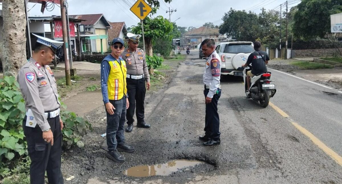 Kasat Lantas Polres Tanggamus saat melakukan pemeriksaan jalan berlubang di Jalinbar, Tanggamus, Selasa 27 Januari 2026 | Dok. Humas Polres Tanggamus.