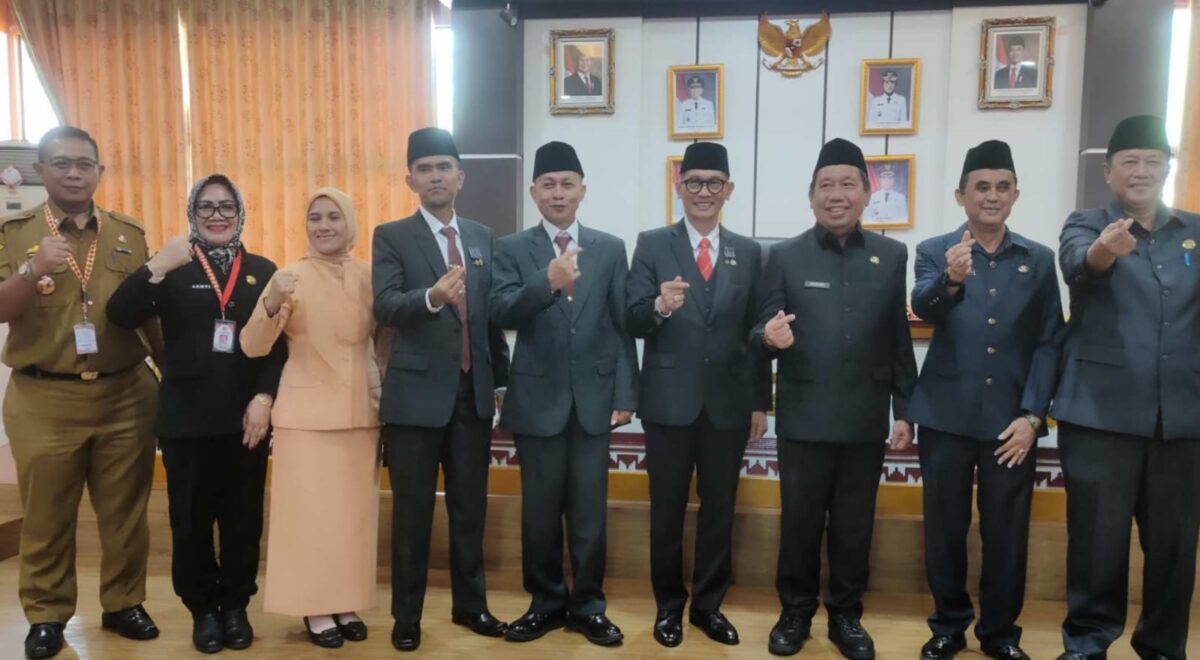 Foto bersama tiga pejabat Pemkab Tanggamus yang dilantik Bupati di Rupatama Setdakab Tanggamus, Senin 26 Januari 2026.