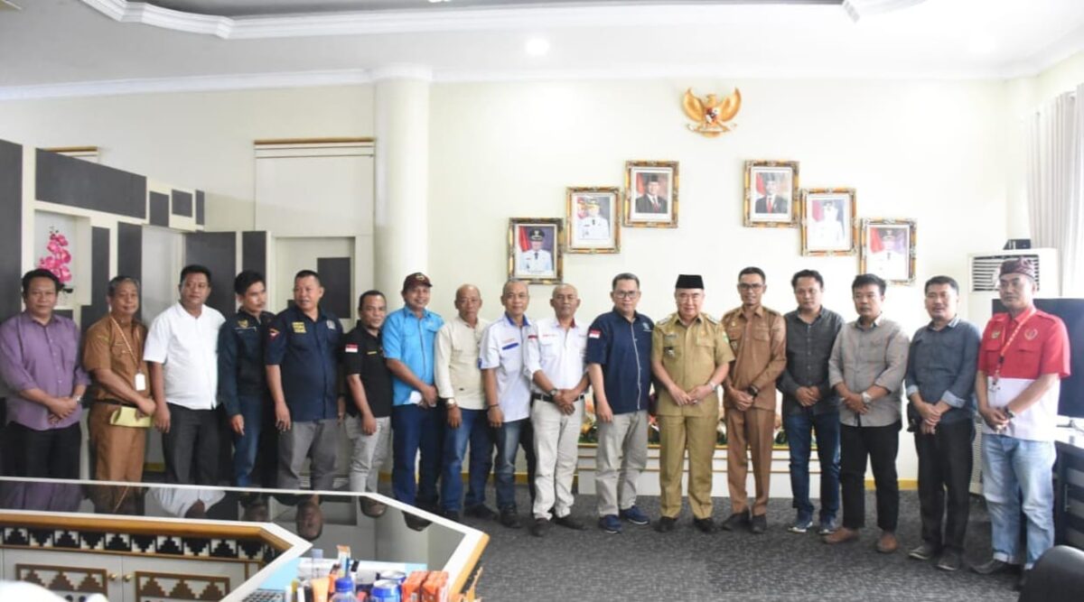 Foto bersama usai pertemuan Forum Bersama Ketua Organisasi Profesi (FKOB) bersama Bupati Tanggamus H. Moh. Saleh Asnawi, Selasa 28 Januari 2026 | Dok. FKOB Tanggamus.