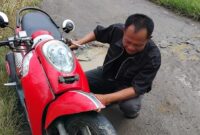 Kondisi sepeda motor Rosid saat terkulai usai melintas di jalan menuju Pekon Tanjung Agung, Kota Agung Barat, Tanggamus akibat patah rangka, Rabu 28 Januari 2026 | Herdi/Media Prioritastv.com.