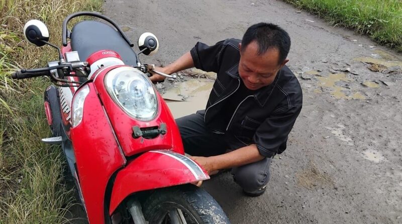 Kondisi sepeda motor Rosid saat terkulai usai melintas di jalan menuju Pekon Tanjung Agung, Kota Agung Barat, Tanggamus akibat patah rangka, Rabu 28 Januari 2026 | Herdi/Media Prioritastv.com.