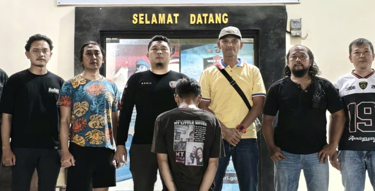 Tersangka IM saat berada di Polsek Pulau Panggung setelah diamankan tim gabungan pada Minggu 25 Januari 2026 | Dok. Humas Polres Tanggamus.