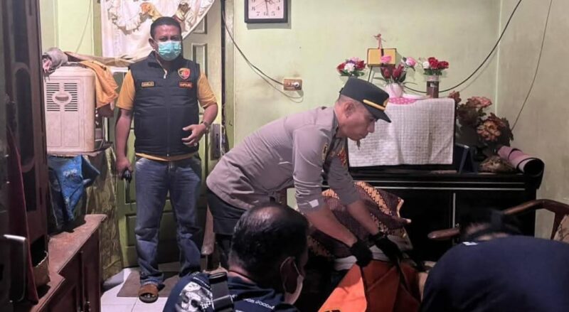 Polisi saat melakukan identifikasi dan evakuasi jenazah R usai ditemukan meninggal di kediamannya, Rabu 29 Januari 2026, malam | Dok. Humas Polres Pringsewu.