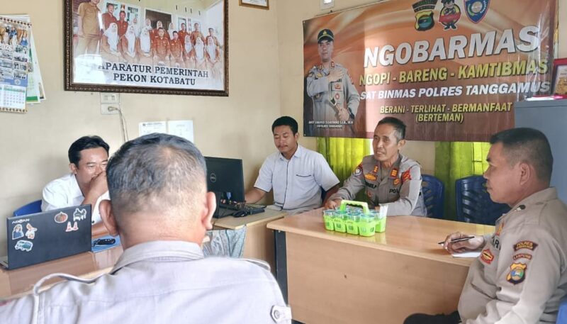 Kasat Binmas Polres Tanggamus, AKP Bambang Purwadi saat menyampaikan pesan dalam Ngobarms di Pekon Kota Batu, Kota Agung, Kamis 29 Januari 2026.