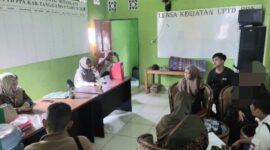 Kepala UPTD PPA Kabupaten Tanggamus Eka Damayanti saat menerima laporan keluarga korban dugaan perudungan di salah satu Ponpes di Talang Padang, Kamis 29 Januari 2026 | Sumentri/Media Prioritastv.com.
