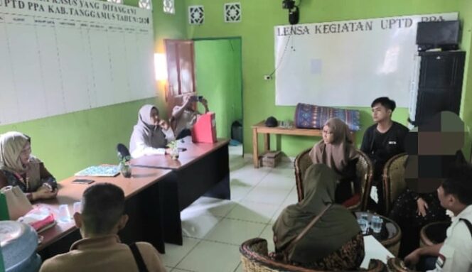 Kepala UPTD PPA Kabupaten Tanggamus Eka Damayanti saat menerima laporan keluarga korban dugaan perudungan di salah satu Ponpes di Talang Padang, Kamis 29 Januari 2026 | Sumentri/Media Prioritastv.com.
