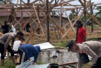 Personel Pos Pol Marga Belimbing, Polsek Bengkunat Pesisir Barat saat melaksanakan gotong royong pembangunan mushola di Dusun Way Batu, Pekon Way Haru, Kamis 29 Januari 2026 | Dok. Polsek Bengkunat.