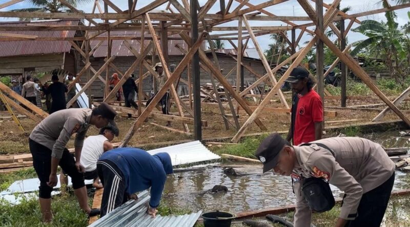 Personel Pos Pol Marga Belimbing, Polsek Bengkunat Pesisir Barat saat melaksanakan gotong royong pembangunan mushola di Dusun Way Batu, Pekon Way Haru, Kamis 29 Januari 2026 | Dok. Polsek Bengkunat.