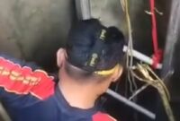 Petugas Damkarmat Tanggamus saat evakuasi kucing di dalam sumur Pekon Negeri Agung, Talang Padang, Rabu 28 Januari 2026 | ist/Media Prioritastv.com.