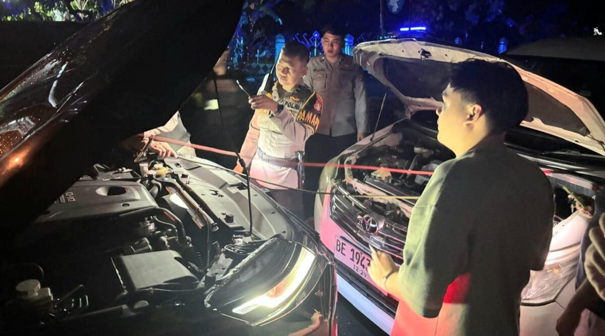 Pamapta 1 Polres Tanggamus, Ipda Tedi Eko Winanto bersama tim saat melakukan jumper aki, namun mobil warga tetap terkendala sehingga dievakuasi dengan ditarik ke kediaman pemilik di Jalan Melati, Way Tuba, Kuripan Kota Agung, Kamis 29 Januari 2026 | Dok. Humas Polres Tanggamus. 