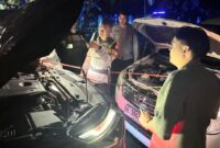 Pamapta 1 Polres Tanggamus, Ipda Tedi Eko Winanto bersama tim saat melakukan jumper aki, namun mobil warga tetap terkendala sehingga dievakuasi dengan ditarik ke kediaman pemilik di Jalan Melati, Way Tuba, Kuripan Kota Agung, Kamis 29 Januari 2026 | Dok. Humas Polres Tanggamus. 
