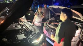 Pamapta 1 Polres Tanggamus, Ipda Tedi Eko Winanto bersama tim saat melakukan jumper aki, namun mobil warga tetap terkendala sehingga dievakuasi dengan ditarik ke kediaman pemilik di Jalan Melati, Way Tuba, Kuripan Kota Agung, Kamis 29 Januari 2026 | Dok. Humas Polres Tanggamus. 