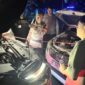 Pamapta 1 Polres Tanggamus, Ipda Tedi Eko Winanto bersama tim saat melakukan jumper aki, namun mobil warga tetap terkendala sehingga dievakuasi dengan ditarik ke kediaman pemilik di Jalan Melati, Way Tuba, Kuripan Kota Agung, Kamis 29 Januari 2026 | Dok. Humas Polres Tanggamus. 
