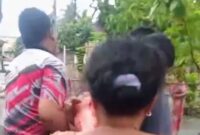 Warga saat melakukan evakuasi korban dugaan pembacokan oleh suaminya sendiri di RT 22 Kelurahan Kuripan, Kota Agung, Tanggamus, Jumat 30 Januari 2026 | ist/Media Prioritastv.com.