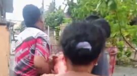 Warga saat melakukan evakuasi korban dugaan pembacokan oleh suaminya sendiri di RT 22 Kelurahan Kuripan, Kota Agung, Tanggamus, Jumat 30 Januari 2026 | ist/Media Prioritastv.com.