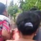 Warga saat melakukan evakuasi korban dugaan pembacokan oleh suaminya sendiri di RT 22 Kelurahan Kuripan, Kota Agung, Tanggamus, Jumat 30 Januari 2026 | ist/Media Prioritastv.com.
