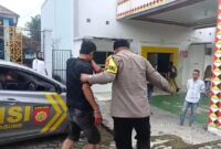 Polisi saat membawa terduga pelaku saat akan dilakukan tindak medis, Jumat 30 Januari 2026 | Dok. Polsek Kota Agung.