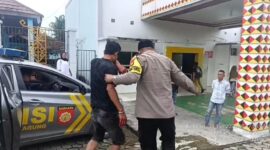 Polisi saat membawa terduga pelaku saat akan dilakukan tindak medis, Jumat 30 Januari 2026 | Dok. Polsek Kota Agung.