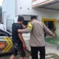Polisi saat membawa terduga pelaku saat akan dilakukan tindak medis, Jumat 30 Januari 2026 | Dok. Polsek Kota Agung.
