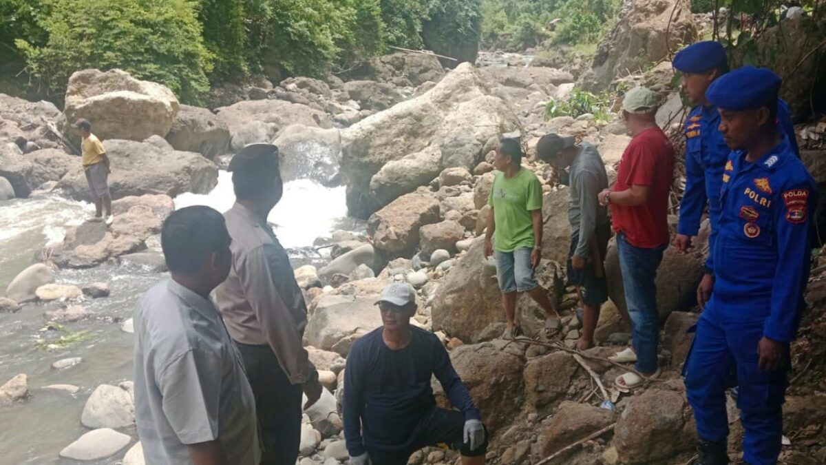 Anggota Polres Pesisir Barat bersaama keluarga saat melakukan pencarian kedua korban, Sabtu 31 Januari 2026 | Dok. Polres Pesisir Barat.