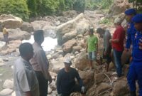 Anggota Polres Pesisir Barat bersaama keluarga saat melakukan pencarian kedua korban, Sabtu 31 Januari 2026 | Dok. Polres Pesisir Barat.