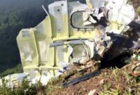 Serpihan badan pesawat ATR-400 yang dilaporkan hilang kontak ditemukan di Puncak Bulusaraung, Minggu 18 Januari 2026 | Dok. Basarnas.