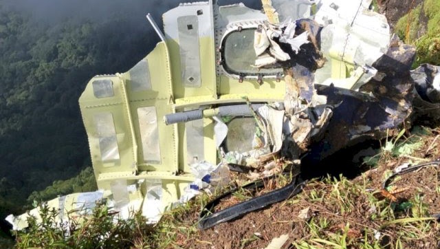 Serpihan badan pesawat ATR-400 yang dilaporkan hilang kontak ditemukan di Puncak Bulusaraung, Minggu 18 Januari 2026 | Dok. Basarnas.