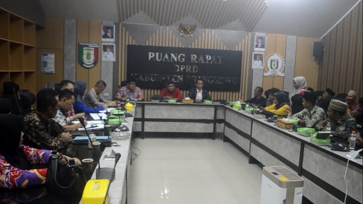 Wakil Ketua I DPRD Pringsewu Terima Audiensi Puluhan Kepala Pekon,(Foto: Prioritas tv.com/Laila)