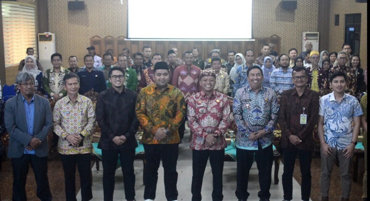 Bupati Pringsewu bersama jajaran Pemkab dan Mbizmarket berkomitmen mendorong UMKM naik kelas melalui pengadaan barang dan jasa berbasis digital, Kamis (15/01/2026).Foto: Prioritas tv.com/Laila)