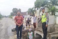 Anggota Satlantas Polres Pringsewu Dampingi Survei Perbaikan Jalan Provinsi | Dok : Satlantas Polres Pringsewu.