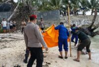 Polisi saat melakukan evakuasi jenazah tanpa kepala di Pantai Walur, Pesisir Barat, Minggu 1 Februari 2026.