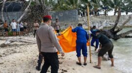 Polisi saat melakukan evakuasi jenazah tanpa kepala di Pantai Walur, Pesisir Barat, Minggu 1 Februari 2026.