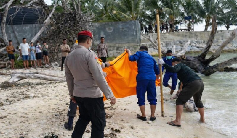 Polisi saat melakukan evakuasi jenazah tanpa kepala di Pantai Walur, Pesisir Barat, Minggu 1 Februari 2026.