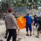 Polisi saat melakukan evakuasi jenazah tanpa kepala di Pantai Walur, Pesisir Barat, Minggu 1 Februari 2026.