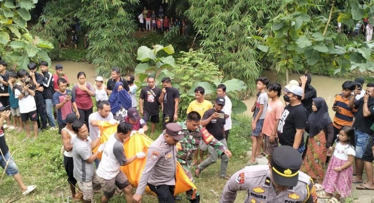 Petugas gabungan bersama warga saat mengevakuasi korban Mbah Kaliman usai ditemukan di Sungai Gading Rejo, Pringsewu, Minggu 1 Februari 2026 |