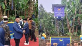 Kolase foto saat Ketua DPD NasDem Tanggamus Kurnain menunjukan lokasi sumur dan sumur yang diresmikan Ketua DPW Nasdem Herman H.N, Sabtu 31 Januari 2026 | Dok. DPD NasDem Tanggamus.
